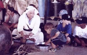 Die muslimischen Kinder aus Rahat lernen in Neve Hanna jüdische Bräuche kennen. Umgekehrt werden die Kinder aus Neve Hanna in Rahat mit den beduinischen und muslimischen Traditionen vertraut. Ganz selbstverständlich lädt man sich auch gegenseitig zu den Festen ein. Die so entstehende Vertrautheit überwindet Vorurteile und die Angst vor dem Fremden und schafft Verständnis für die Situation der jeweils anderen Gruppe.